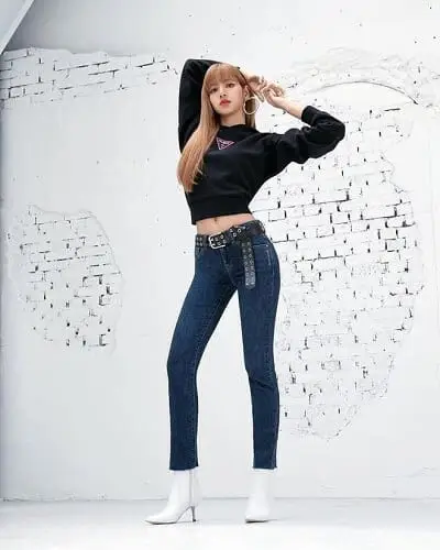 Skinny jeans đóng vai trò quan trọng trong việc giúp nữ idol khoe dáng.