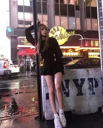 Không chỉ gắn liền với hình ảnh “cool ngầu”, Lisa còn có những lúc nữ tính, ngọt ngào thế này nữa nhé.