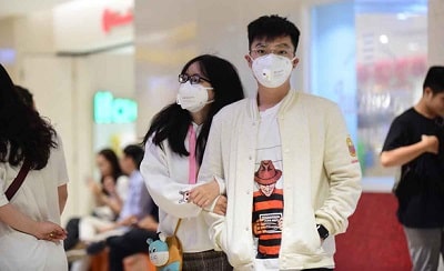 Người dân đến trung tâm thương mại ở TP.HCM đeo khẩu trang phòng dịch bệnh - Ảnh: Q.ĐỊNH