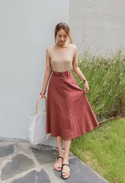 Chân váy midi dáng xoè ngang gối đính nút