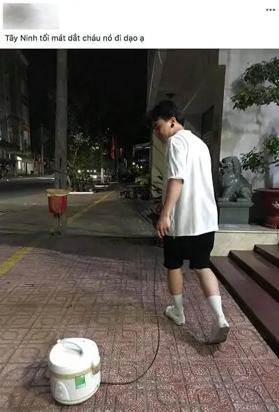 Đi dạo sương sương kéo theo nồi cơm điện