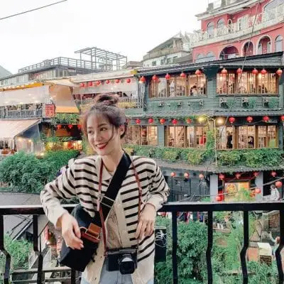 Chụp hình sống ảo tại lan can - Ảnh 1