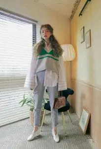 Các quý cô thấp bé chớ bỏ qua chiếc áo gile len dáng croptop. Đây là vũ khí lợi hại giúp chị em nấm lùng trông cao hơn đấy.