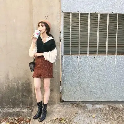 Để không bị nhàm chán, mình phá cách một chút với áo gile len họa tiết, phối cùng áo sơ mi kẻ sọc theo style “buông thả nửa vạt” tạo nên hiệu ứng thị giác độc đáo giúp nàng thêm phần sành điệu, thời trang hơn.