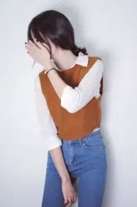 Áo gile len đẹp mix cùng với áo sơ mi