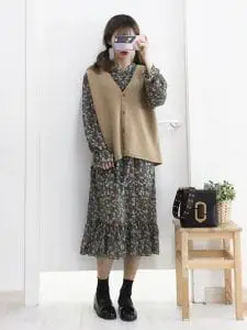 Áo gile len đẹp mặc cùng với váy hoa