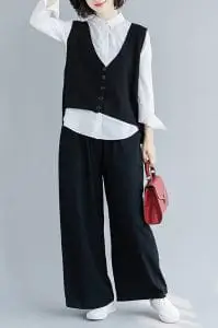 Mốt giấu quần với áo sơ mi dài vẫn là style được ưa chuộng hơn cả vì tính tiện lợi, thoải mái lại vô cùng hữu dụng trong việc hack chiều cao. Nay với sự trợ giúp của áo gile len, các nàng có thể tự tin diện đông mà không sợ phong phanh nữa. Để an toàn mình hãy bổ sung thêm chiếc quần short ngắn hoặc váy jeans bên trong nhé.
