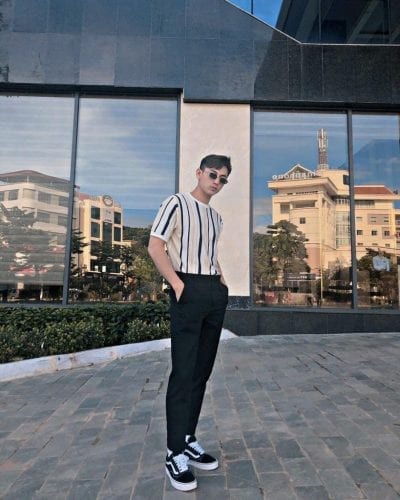 Ca sĩ Issac sở hữu thân hình cực kỳ “đốt mắt” người hâm mộ. Chiều cao và body là một lợi thế nên chắc hẳn mặc gì cũng đẹp rồi. Tuy nhiên, phong cách thời trang của anh cũng khá đơn giản. Có thể thường xuyên bắt gặp anh diện áo thun + quần tây và giày sneaker. Trẻ trung và khỏe khoắn là những gì Issac hướng đến cho hình tượng của mình.