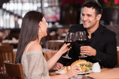 Một bữa ăn tối lãng mạn sẽ là món quà ý nghĩa dành tặng chàng