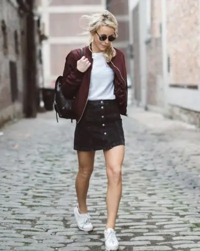 Áo khoác bomber kết hợp với áo thun và chân váy ngắn tạo nên một tổng thể năng động, trẻ trung không kém phần nữ tính