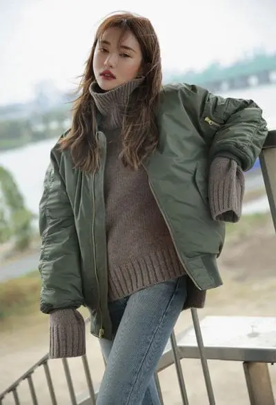 Áo len cổ lọ là item không thể thiếu trong mùa đông, sự kết hợp giữa chúng và bomber là một lựa chọn hoàn hảo