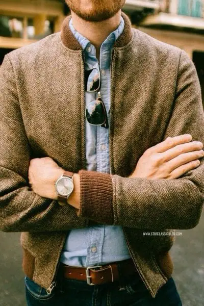 Áo bomber nỉ khi kết hợp cùng sơ mi cho bạn một outfit đứng đắn và vô cùng lịch sự