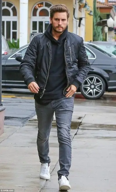 Bomber kết hợp với hoodie và quần jean là một combo hoàn hảo cho mùa đông