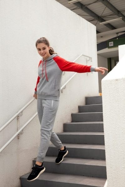 Một sự kết hợp giữa hoodie và sneaker