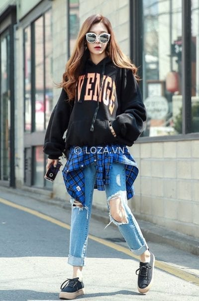 Hoặc phá cách khi mix Jeans rách gối cùng áo Hoodie kiểu truyền thống