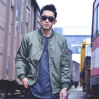 Với chiếc áo Bomber xanh rêu cổ điển một món đồ đơn giản đầy nam tính
