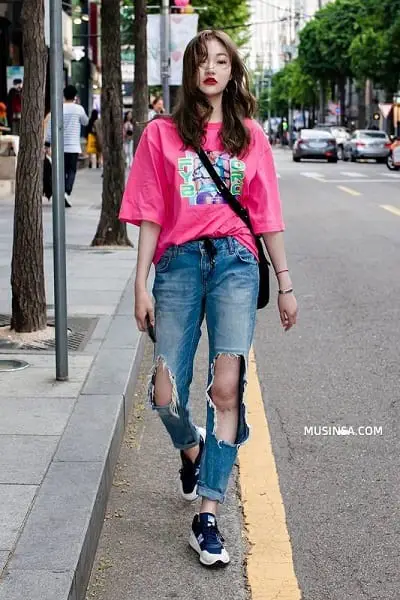 Áo phông hoạ tiết phối với quần jeans rách cá tính