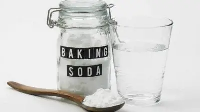 Dùng bột banking soda tẩy trắng áo sơ mi