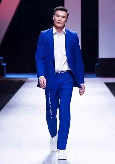 Thủ môn Bùi Tiến Dũng đảm nhiệm vị trí Vedette trong BST tại Vietnam International Fashion Week 2018