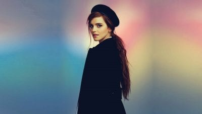 Cô nàng phù thuỷ Emma Watson trông thật thanh lịch và thời trang với mũ beret và tóc đuôi ngựa cột thấp đúng không?