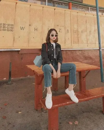 Bản thân denim-on-denim là một phong cách cá tính và mạnh mẽ. Vậy nên các phụ kiện đi kèm cần đơn giản. Tham lam quá nhiều chi tiết sẽ khiến set đồ nặng nề hơn.