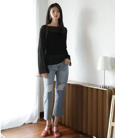 Áo dệt kim cách điệu tay loe kết hợp quần jeans và giày cao gót.