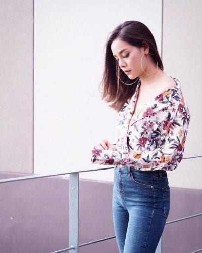 Áo hoa kết hợp với quần Jeans, khuyên tai tròn, Đơn giản nhưng vẫn sang trọng