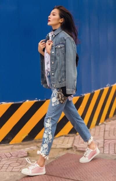 Năng động với áo jean, giày sneaker