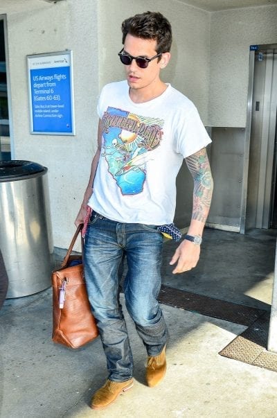Áo phông graphic phối với quần jeans xanh mài