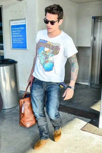 Áo phông graphic phối với quần jeans xanh mài