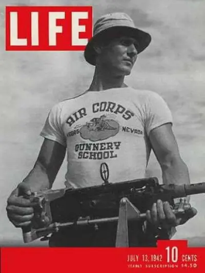 Bìa tạp chí Life năm 1942 đã góp phần đưa áo phông trở thành biểu tượng thời trang nổi tiếng