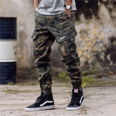 Những chiếc túi hộp, quần baggy, hay quần jogger quần sẽ giúp đôi chân của bạn bớt khẳng khiu hơn. Đồng thời mang lại phong cách năng động, khỏe khoắn.