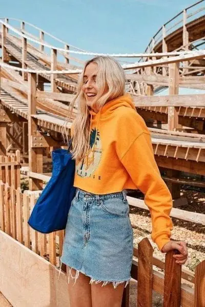 Áo hoodie croptop với màu sắc nổi bật và bắt mắt khi kết hợp với váy ôm denim dáng ngắn