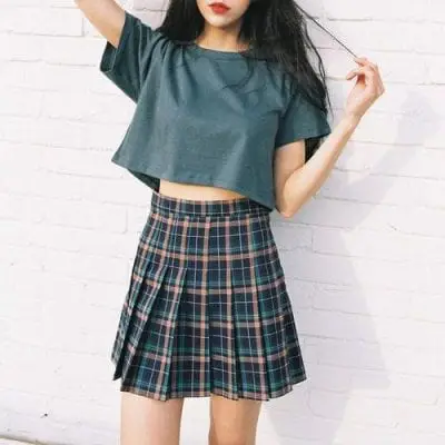 Áo croptop thun trơn kết hợp chân váy tennis kẻ caro cùng tont một gợi ý đơn giản nhưng vẫn năng động