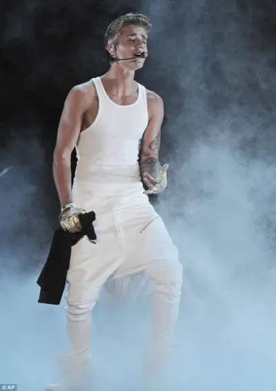 Thậm chí, Justin còn diện trong cả concert âm nhạc của mình
