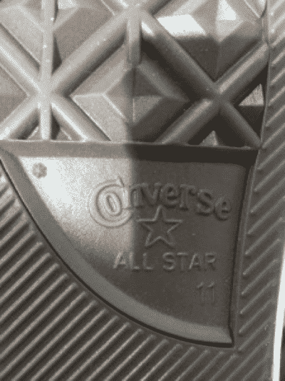Logo Converse dưới đế giày thật