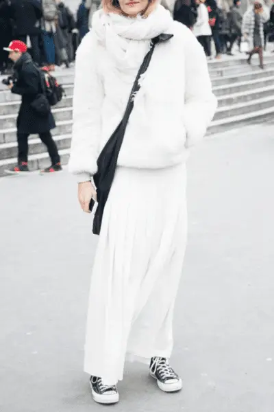Một bộ đồ all-white với điểm nhấn là chiếc túi và giày Converse đen