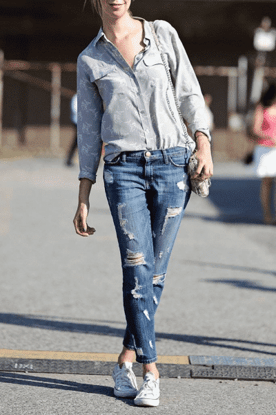 Quần jeans, áo sơ mi và giày Converse – set đồ cực đơn giản khi bạn không biết chọn gì