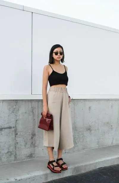 Áo hai dây croptop và quần culottes cho những ngày hè nóng bức, một sự kết hợp phóng khoáng và trẻ trung