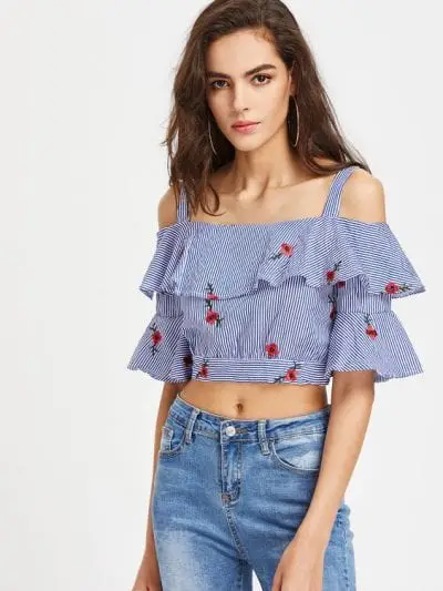 Áo croptop khoét vai với kiểu dáng và họa tiết bắt mắt cho bạn một bộ trang phục phong cách