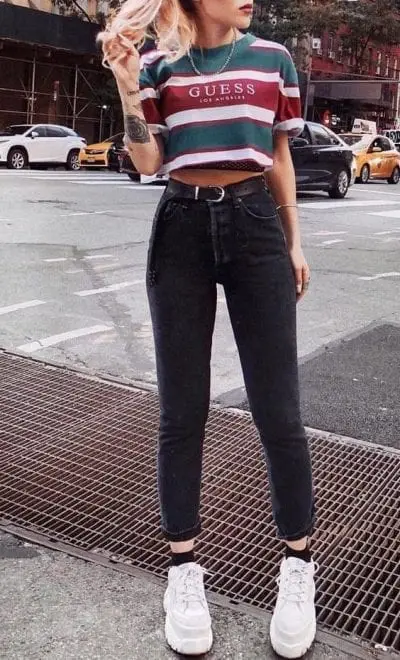 Áo croptop với quần bò cạp cao là set đồ cơ bản, cổ điển và không bao giờ lỗi mốt. Tạo thêm điểm nhấn với một chiếc thắt lưng cùng đôi giày sneaker cho bộ trang phục thêm phần năng động và trẻ trung