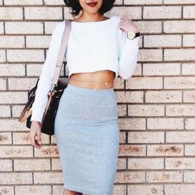 Phá cách với chiếc croptop dài tay có độ ngắn táo bạo kết hợp cùng chân váy bút chì