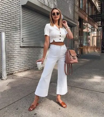 Một set đồ cổ điển với áo sơ mi croptop với những đường cắt độc đáo và quần ống loe phối theo phong cách tont sur tont