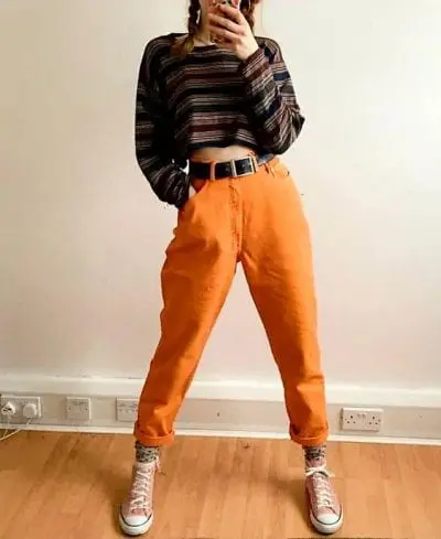Xu hướng vintage hiện nay đang làm mưa làm gió trong làng thời trang, với áo phông dài tay croptop tối màu kết hợp với quần baggy cam nổi bật và điểm nhấn là một chiếc thắt lưng, bạn đã có một outfit mang hơi hướng cổ điển và phong cách rồi