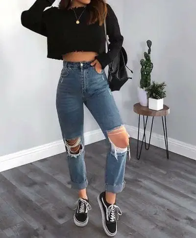 Croptop dài tay và quần bò cạp cao rách gối, set đồ mang lại sự cá tính và bụi bặm