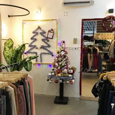 Cửa hàng HoYang luôn trưng bày nhiều mẫu quần áo để bạn lựa chọn