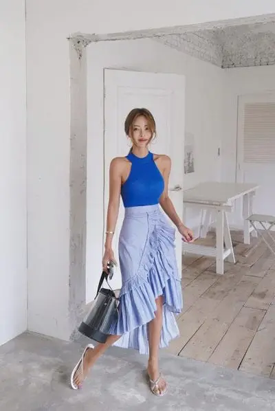 Nếu thích nổi bật, những bộ trang phục gam màu lạnh cũng sẽ giúp nét đẹp làn da bánh mật được tôn lên vạn phần.