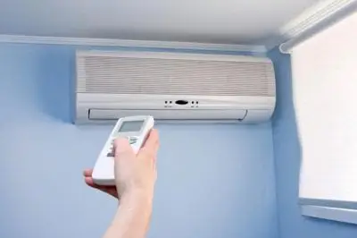 Dùng điều hòa nhiệt độ điều chỉnh nhiệt độ phòng ngủ mùa đông