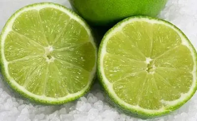 Sử dụng nước cốt chanh tươi để tẩy quần áo dính màu