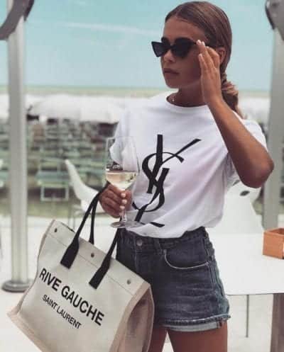 Phối đồ đi biển với quần short và áo thun
